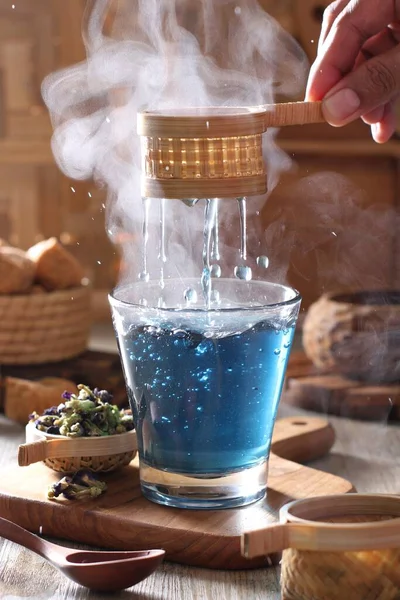 Una Bebida Aromática Preparada Vertiendo Agua Caliente Hirviendo Sobre Hojas — Foto de Stock