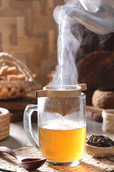 Gorąca Kawa Filiżanką Herbaty Szklanką Mleka Drewnianym Stole — Zdjęcie stockowe