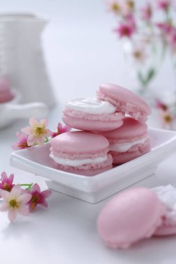 Makaron ya da Fransız badem kurabiyesi, yumurta beyazından, krema şekerinden, granüllü şekerden, badem yemeğinden ve besin renklerinden yapılan tatlı bir krema bazlı şekerdir..