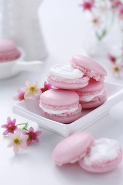 Makaron ya da Fransız badem kurabiyesi, yumurta beyazından, krema şekerinden, granüllü şekerden, badem yemeğinden ve besin renklerinden yapılan tatlı bir krema bazlı şekerdir..