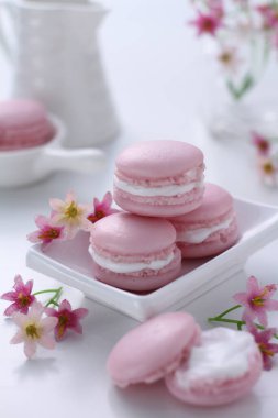 Makaron ya da Fransız badem kurabiyesi, yumurta beyazından, krema şekerinden, granüllü şekerden, badem yemeğinden ve besin renklerinden yapılan tatlı bir krema bazlı şekerdir..