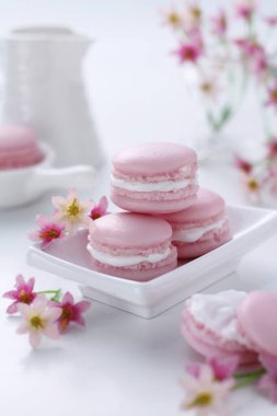 Makaron ya da Fransız badem kurabiyesi, yumurta beyazından, krema şekerinden, granüllü şekerden, badem yemeğinden ve besin renklerinden yapılan tatlı bir krema bazlı şekerdir..