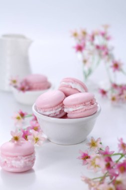 Makaron ya da Fransız badem kurabiyesi, yumurta beyazından, krema şekerinden, granüllü şekerden, badem yemeğinden ve besin renklerinden yapılan tatlı bir krema bazlı şekerdir..