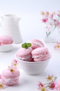 Makaron ya da Fransız badem kurabiyesi, yumurta beyazından, krema şekerinden, granüllü şekerden, badem yemeğinden ve besin renklerinden yapılan tatlı bir krema bazlı şekerdir..