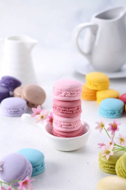 Makaron ya da Fransız badem kurabiyesi, yumurta beyazından, krema şekerinden, granüllü şekerden, badem yemeğinden ve besin renklerinden yapılan tatlı bir krema bazlı şekerdir..