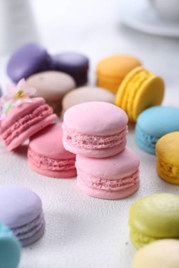 Makaron ya da Fransız badem kurabiyesi, yumurta beyazından, krema şekerinden, granüllü şekerden, badem yemeğinden ve besin renklerinden yapılan tatlı bir krema bazlı şekerdir..