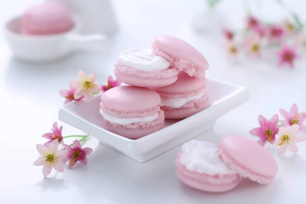 Makaron ya da Fransız badem kurabiyesi, yumurta beyazından, krema şekerinden, granüllü şekerden, badem yemeğinden ve besin renklerinden yapılan tatlı bir krema bazlı şekerdir..