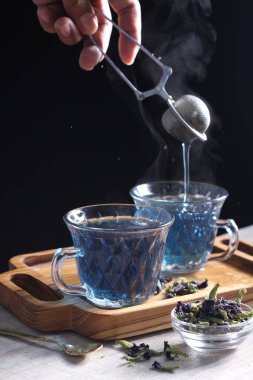 hot telang flower tea in a clear glass 