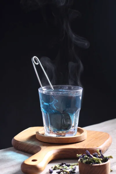 Temiz Bardakta Sıcak Telang Çiçeği Çayı — Stok fotoğraf