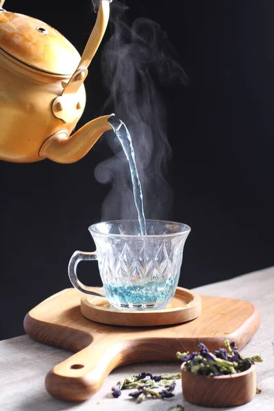 Hot Telang Flower Tea Clear Glass — Foto Stock