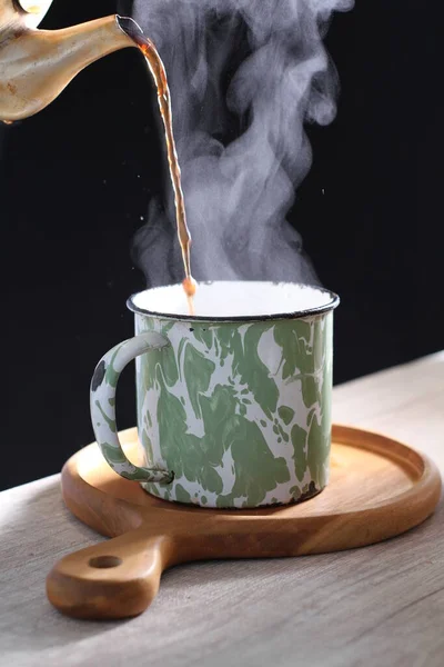 Czarna Herbata Filiżance Białym Ceramicznym Dzbankiem Szklanką Gorącej Czekolady Drewnianym — Zdjęcie stockowe