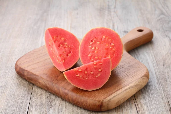 Skiver Rød Guava Treplate Spisebordet – stockfoto