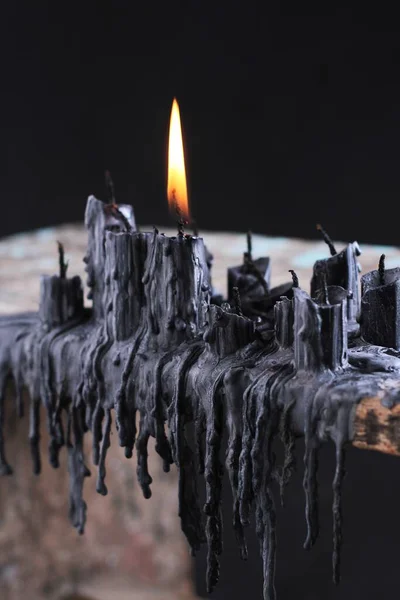 黑色背景上的黑色蜡烛 — 图库照片