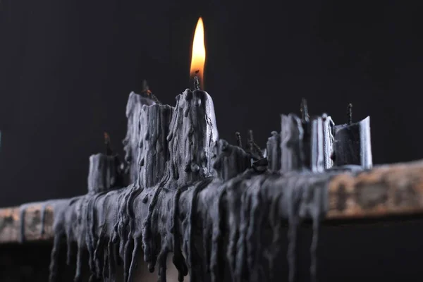 黑色背景上的黑色蜡烛 — 图库照片