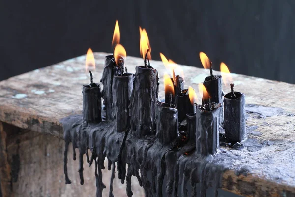 Schwarze Kerze Auf Schwarzem Hintergrund — Stockfoto