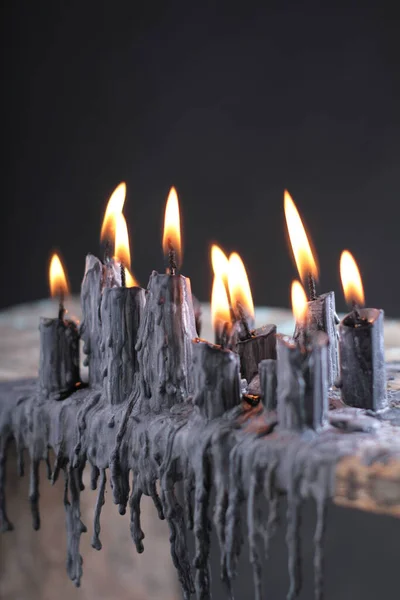 Schwarze Kerze Auf Schwarzem Hintergrund — Stockfoto