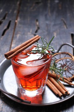 Tarçın çubuklu sıcak şarap ve ahşap masada anason.