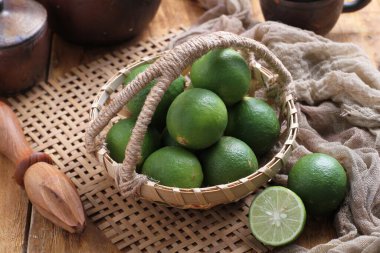 Ahşap arka planda taze yeşil ve limon