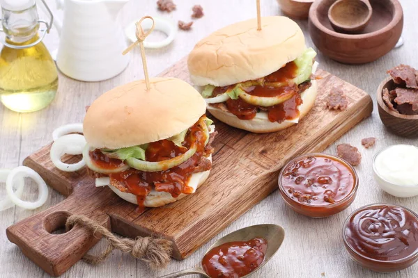 Hamburger Sendvič Skládající Jednoho Nebo Více Tepelně Upravených Hovězích Placiček — Stock fotografie