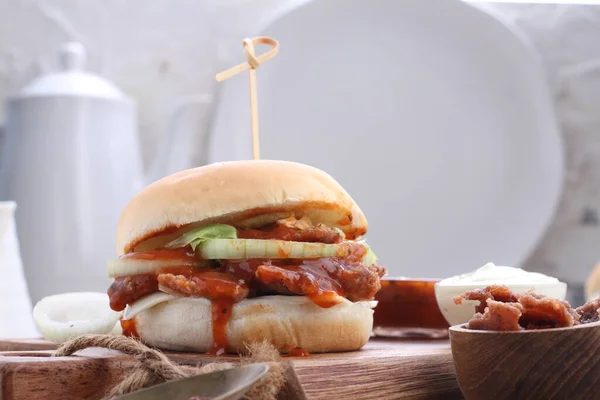 Hamburger Sendvič Skládající Jednoho Nebo Více Tepelně Upravených Hovězích Placiček — Stock fotografie