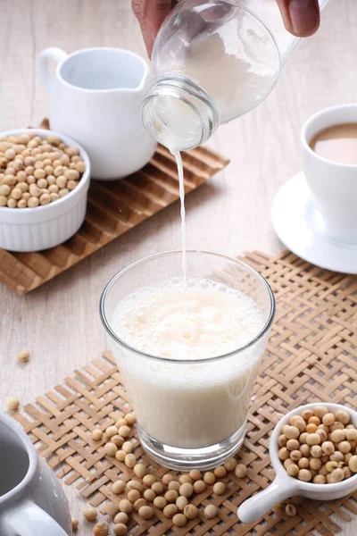 Soy Milk 又称豆浆或豆浆 是一种以植物为基础的饮料 由浸渍和磨碎大豆 煮沸混合物和过滤剩余微粒产生 它是一种稳定的油 水和蛋白质的乳液 — 图库照片