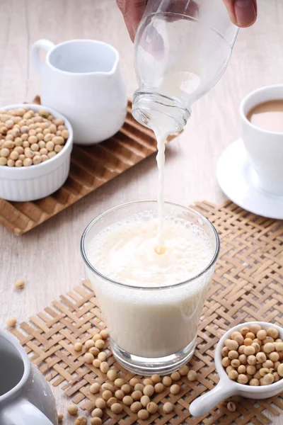 Soy Milk 又称豆浆或豆浆 是一种以植物为基础的饮料 由浸渍和磨碎大豆 煮沸混合物和过滤剩余微粒产生 它是一种稳定的油 水和蛋白质的乳液 — 图库照片