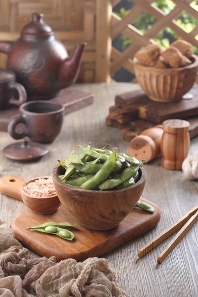 豆荚是日本菜 豆荚里有未成熟的大豆 这些豆荚是煮或蒸的 可与盐或其他调味品一起食用 它在世界范围内变得如此流行 — 图库照片