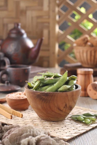 豆荚是日本菜 豆荚里有未成熟的大豆 这些豆荚是煮或蒸的 可与盐或其他调味品一起食用 它在世界范围内变得如此流行 — 图库照片