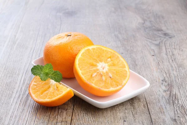 オレンジは科の様々な柑橘類の果実であり 主に柑橘類のシノエンシス 英語版 甘いオレンジとも呼ばれる を指し 苦いオレンジと呼ばれる関連する柑橘類のウランと区別する — ストック写真