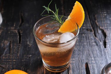 Ahşap arka planda buzlu ve limonlu kokteyl.