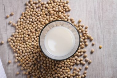 Ahşap arka planda bir kasede soya sosu.