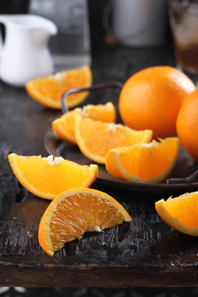 Frischer Orangensaft Einer Schüssel Auf Einem Rustikalen Holzbrett — Stockfoto