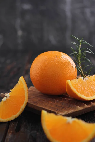Frische Reife Mandarinen Auf Dunklem Hintergrund — Stockfoto