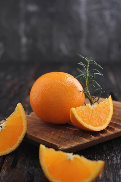 Fresh Juicy Orange Wooden Bowl Oranges Dark Background — Stockfoto
