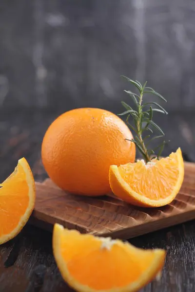 Fresh Sliced Oranges Leaves Wooden Background — Stockfoto