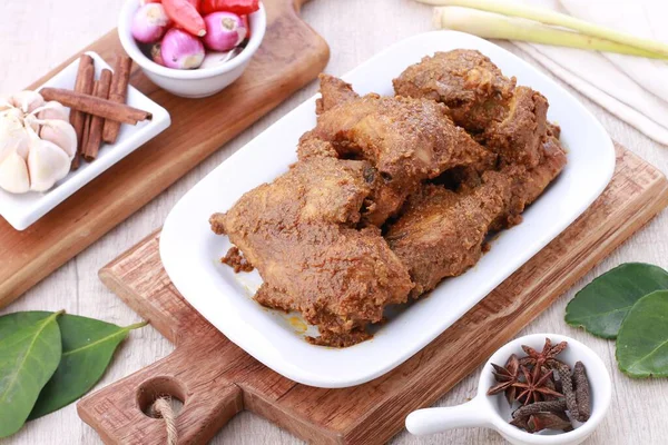 Rendang, Endonezya 'nın Batı Sumatra kentindeki Minangkabau bölgesinden gelen bir Minang yemeğidir. Endonezya mutfağı boyunca Malezya, Singapur, Brunei ve Filipinler gibi komşu Güneydoğu Asya ülkelerinin mutfağına yayılmış durumda..