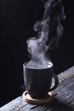 Çay, muhtemelen Çin 'in güneybatısı ve Myanmar' ın kuzeyinden gelen ve Doğu Asya 'ya özgü yemyeşil bir çalı olan Camellia Sinensis' in taze yapraklarının üzerine sıcak ya da kaynar su dökülerek hazırlanan aromatik bir içecektir.. 