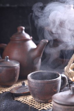 Çay, muhtemelen Çin 'in güneybatısı ve Myanmar' ın kuzeyinden gelen ve Doğu Asya 'ya özgü yemyeşil bir çalı olan Camellia Sinensis' in taze yapraklarının üzerine sıcak ya da kaynar su dökülerek hazırlanan aromatik bir içecektir.. 