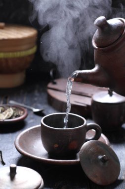 Çay, muhtemelen Çin 'in güneybatısı ve Myanmar' ın kuzeyinden gelen ve Doğu Asya 'ya özgü yemyeşil bir çalı olan Camellia Sinensis' in taze yapraklarının üzerine sıcak ya da kaynar su dökülerek hazırlanan aromatik bir içecektir..