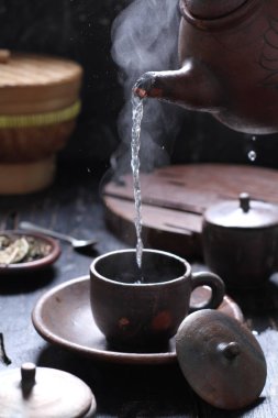Çay, muhtemelen Çin 'in güneybatısı ve Myanmar' ın kuzeyinden gelen ve Doğu Asya 'ya özgü yemyeşil bir çalı olan Camellia Sinensis' in taze yapraklarının üzerine sıcak ya da kaynar su dökülerek hazırlanan aromatik bir içecektir..