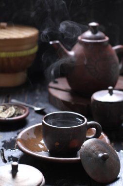 Çay, muhtemelen Çin 'in güneybatısı ve Myanmar' ın kuzeyinden gelen ve Doğu Asya 'ya özgü yemyeşil bir çalı olan Camellia Sinensis' in taze yapraklarının üzerine sıcak ya da kaynar su dökülerek hazırlanan aromatik bir içecektir..