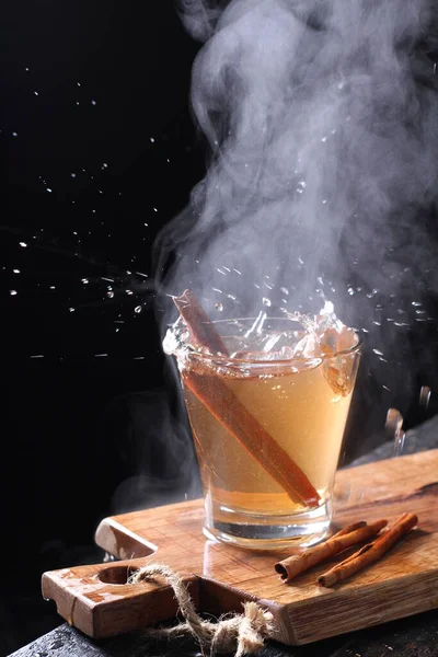 Chá Uma Bebida Aromática Preparada Derramando Água Quente Fervente Sobre — Fotografia de Stock