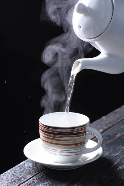 Чай Ароматный Напиток Приготовленный Путем Наливания Горячей Кипящей Воды Излеченные — стоковое фото