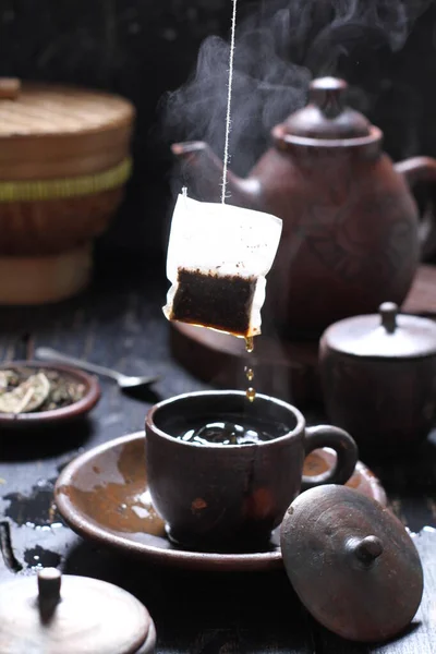Chá Uma Bebida Aromática Preparada Derramando Água Quente Fervente Sobre — Fotografia de Stock