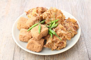 Gorengan neredeyse her zaman Endonezya 'nın en üst sıralarında yer almaktadır. Gorengan un hamuru ile kaplanmış çeşitli malzemelerden yapılmış kızarmış atıştırmalıklara atıfta bulunuyor.. 