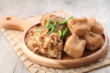 Gorengan neredeyse her zaman Endonezya 'nın en üst sıralarında yer almaktadır. Gorengan un hamuru ile kaplanmış çeşitli malzemelerden yapılmış kızarmış atıştırmalıklara atıfta bulunuyor..