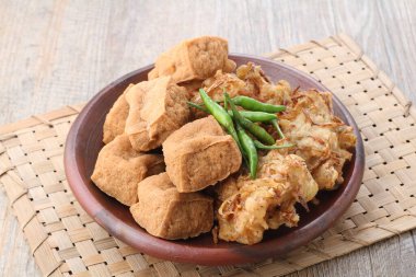 Gorengan neredeyse her zaman Endonezya 'nın en üst sıralarında yer almaktadır. Gorengan un hamuru ile kaplanmış çeşitli malzemelerden yapılmış kızarmış atıştırmalıklara atıfta bulunuyor..