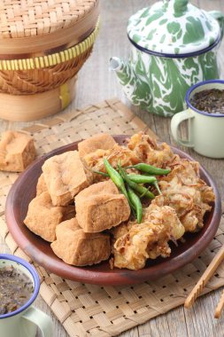 Gorengan neredeyse her zaman Endonezya 'nın en üst sıralarında yer almaktadır. Gorengan un hamuru ile kaplanmış çeşitli malzemelerden yapılmış kızarmış atıştırmalıklara atıfta bulunuyor..