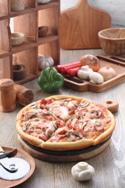 Pizza, genellikle yuvarlak, mayalanmış buğday bazlı hamurun domates, peynir ve çoğu zaman diğer malzemelerle kaplı olduğu İtalyan kökenli bir yemektir. 