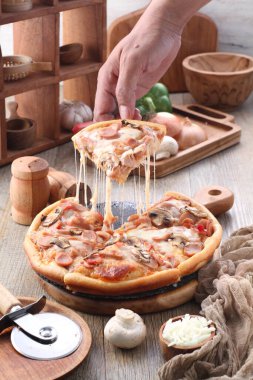 Pizza, genellikle yuvarlak, mayalanmış buğday bazlı hamurun domates, peynir ve çoğu zaman diğer malzemelerle kaplı olduğu İtalyan kökenli bir yemektir. 